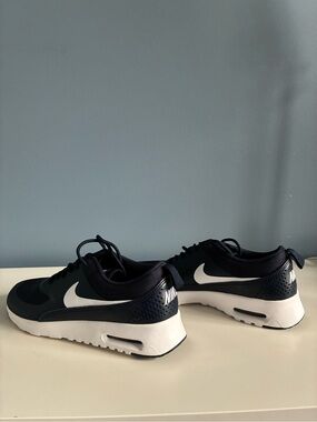Nike Black and White Low-Top Runner Sneakers